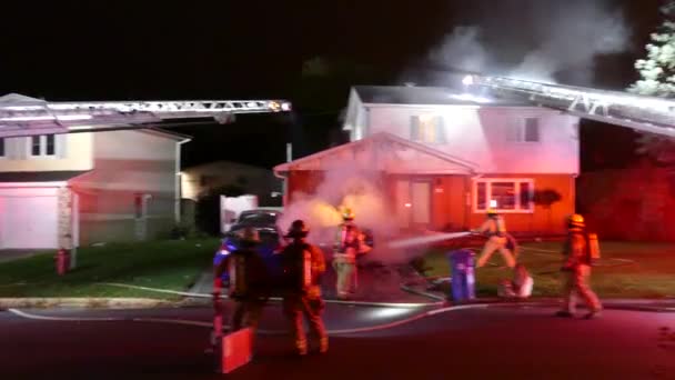 Zoom Avant Pompier Éteignant Incendie Criminel Dans Allée Une Maison — Video
