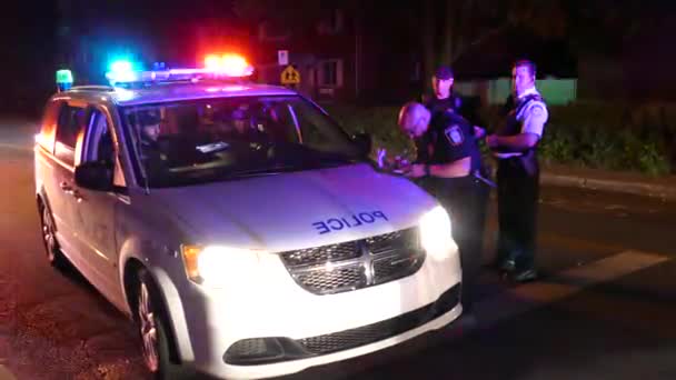 Supervisores Policía Spvm Discuten Después Incidente Noche Montreal — Vídeo de stock