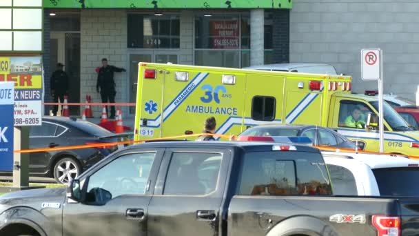 Ambulância Estacionada Local Crime Com Corpo Vítima Homicídio Atrás — Vídeo de Stock