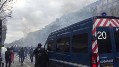 Paris, Fransa - 2019 Aralık - Ulusal polis göstericilere göz yaşartıcı gaz ile geri adım attı