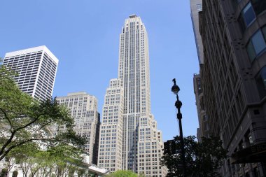 500. caddedeki gökdelen 1929-1931 yılları arasında Art Deco tarzında inşa edildi.