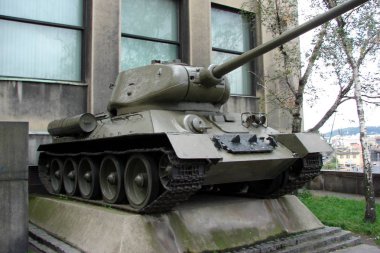İkinci Dünya Savaşı Anıtı Sovyet tankı T-34, Çek Cumhuriyeti 'nin Zizkov kentindeki Ordu Müzesi' nde - 29 Eylül 2007