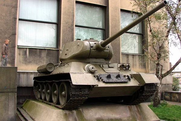 İkinci Dünya Savaşı Anıtı Sovyet tankı T-34, Çek Cumhuriyeti 'nin Zizkov kentindeki Ordu Müzesi' nde - 29 Eylül 2007