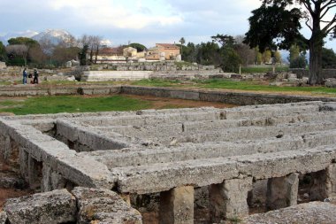 İtalya 'nın antik Yunan kenti Paestum' da antik tapınakların kalıntıları korunmuş. 