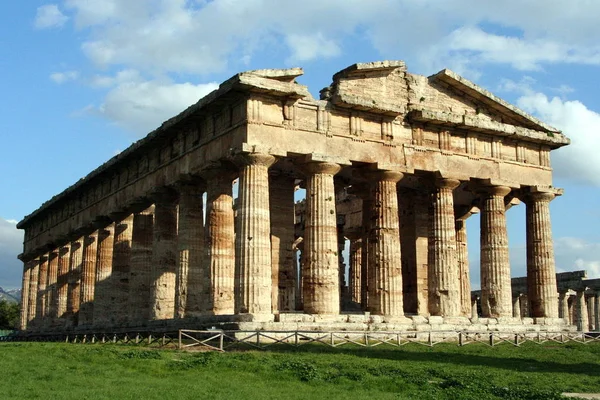 Paestum Starověké Řecké Město Itálii Dobře Zachovalými Zříceninami Antických Chrámů — Stock fotografie