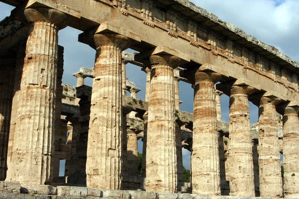 Paestum Starověké Řecké Město Itálii Dobře Zachovalými Zříceninami Antických Chrámů — Stock fotografie