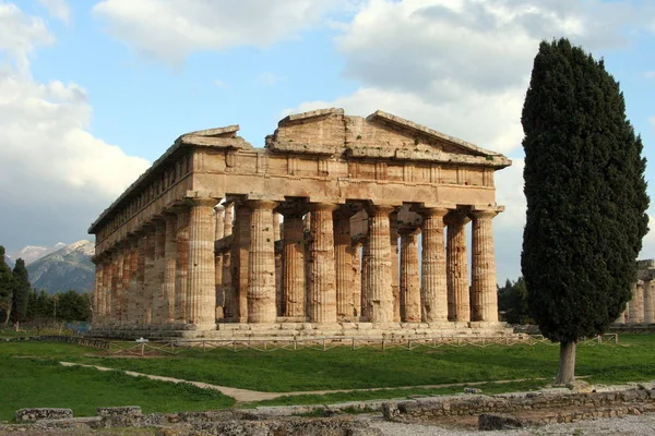 Paestum Starożytne Greckie Miasto Włoszech Dobrze Zachowanymi Ruinami Zabytkowych Świątyń — Zdjęcie stockowe