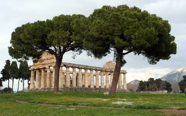 Paestum Starověké Řecké Město Itálii Dobře Zachovalými Zříceninami Antických Chrámů — Stock fotografie