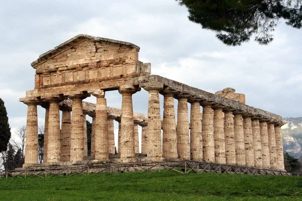 Paestum Starověké Řecké Město Itálii Dobře Zachovalými Zříceninami Antických Chrámů — Stock fotografie