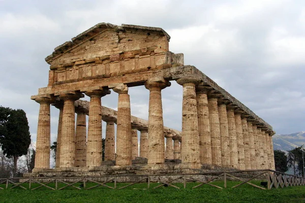 Paestum Starověké Řecké Město Itálii Dobře Zachovalými Zříceninami Antických Chrámů — Stock fotografie