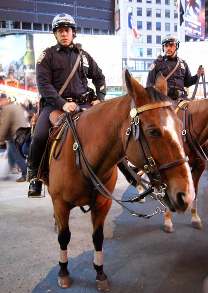 Τοποθετημένοι Αξιωματικοί Της Nypd Στην Times Square Βράδυ Νέα Υόρκη — Φωτογραφία Αρχείου