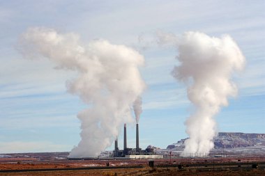 Navajo Üretim İstasyonu, Amerika Birleşik Devletleri, Arizona, Page yakınlarındaki Navajo Nation topraklarında bulunan kömür yakıtlı enerji santrali.
