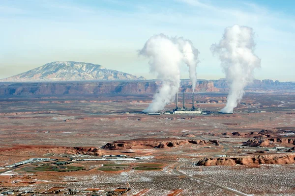 Navajo Üretim İstasyonu, Amerika Birleşik Devletleri, Arizona, Page yakınlarındaki Navajo Nation topraklarında bulunan kömür yakıtlı enerji santrali.