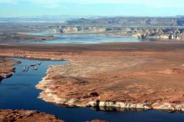 Uçaktan görüntüler - kaya oluşumları, popolar, Colorado nehri ve az yakınlarındaki Powell Gölü,
