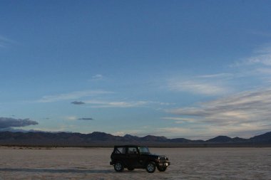 Jeep Wrangler Nevada çölünde gün batımında - Aralık 2008