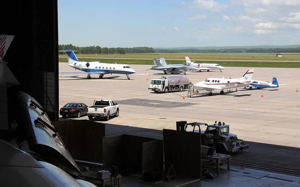 Различные Частные Бизнес Самолеты Сервисных Учреждениях Международного Аэропорта Гриффисс Рим — стоковое фото
