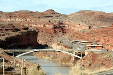 Us-163 'teki San Juan Nehri üzerindeki Meksika Şapkası, Utah Köprüsü.
