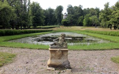 Linkoping dışındaki Sturefors Kalesi Parkı, 15.-18. yüzyıllarda inşa edilmiş, sahibi Kont Bielke, Arlangen Gölü, Ostergotland, İsveç