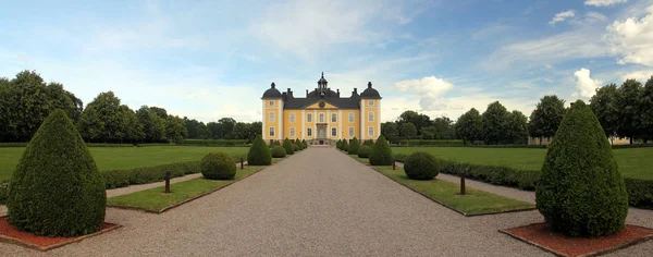 斯特罗姆斯霍尔姆城堡 瑞典马拉伦湖西端科尔贝克桑河岛上一座岛屿上的皇家巴洛克宫殿 — 图库照片