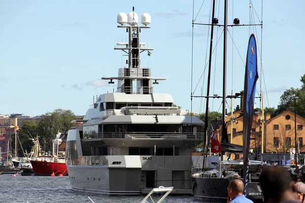 Sveç Stockholm Limanı Ndaki Nybrokajen Rıhtımında Demirli Lüks Bir Yat — Stok fotoğraf