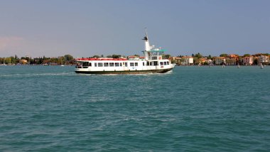 BELLOTTO banliyö teknesi Venedik Gölü 'nden geçiyor, İtalya - 22 Eylül 2012