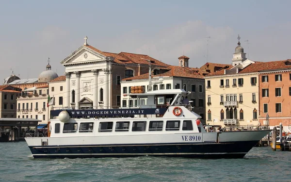 Bateau Charte Touristique Bord Eau Avec Église Pieta Sainte Marie — Photo