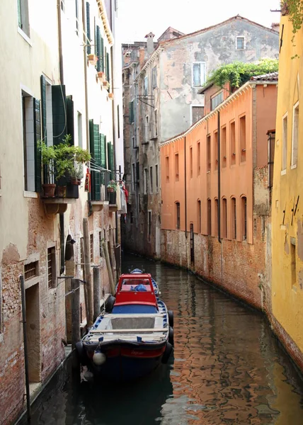 Bateau Stationné Sur Canal Dans Quartier Résidentiel Venise Italie Septembre — Photo