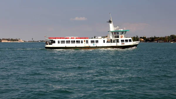 Barco Commuter Bellotto Rota Através Lagoa Veneza Itália Setembro 2012 — Fotografia de Stock