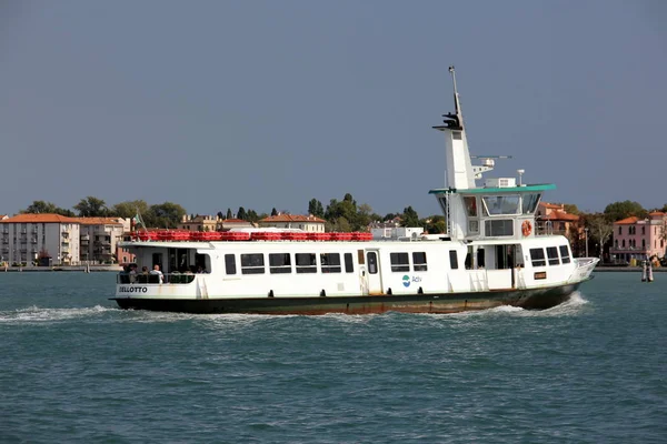 Пригородная Лодка Bellotto Пути Через Венецианскую Лагуну Италия Сентября 2012 — стоковое фото