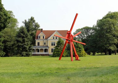 Çimlerde modern heykel, Vali Adası, New York, Ny - Mayıs 2012