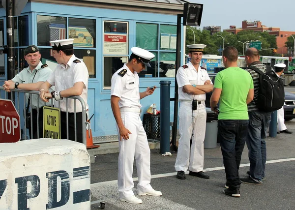 Zeilers Officieren Van Verschillende Marine Wachten Bij Controlepost Van Red — Stockfoto