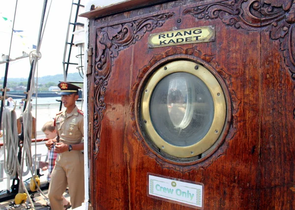 Rzeźbione Drewniane Drzwi Pokładu Kadetów Kadetów Kwaterach Indonezyjskiego Statku Marynarki — Zdjęcie stockowe