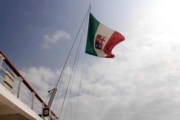 Bandeira Náutica Italiana Voando Pólo — Fotografia de Stock
