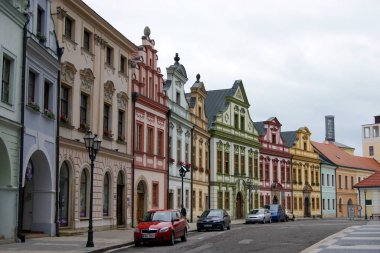 Eski şehir merkezindeki renkli ortaçağ ve barok binaları, Hradec Kralove, Çek Cumhuriyeti - 26 Haziran 2011
