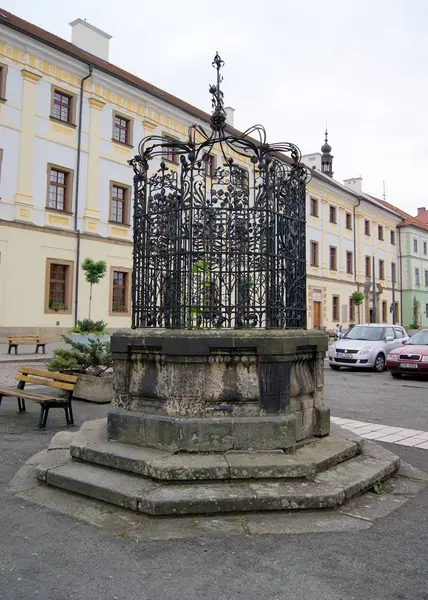 Średniowieczna Studnia Wodna Placu Wielkim Centrum Miasta Hradec Kralove Czechy — Zdjęcie stockowe