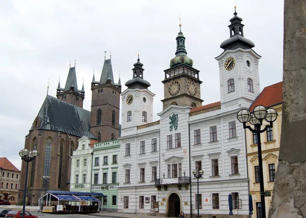 Municipio Storico Con Due Torri Dell Orologio Hradec Kralove Repubblica — Foto Stock