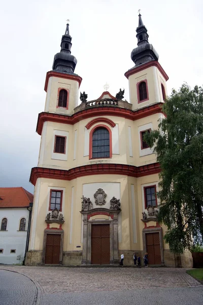 2011年6月26日チェコ共和国リトミスルの聖十字架とピアリスト騎士団大学の発見教会 — ストック写真