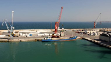 Liman turnaları ve İtalya 'nın Bari limanında küçük bir kargo gemisi - Eylül 2012