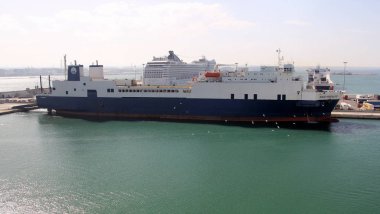 Ro-ro yolcu gemisi AQUA HERCULES İtalya 'nın Bari limanına yanaştı - 24 Eylül 2012