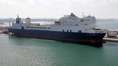 Ro-ro yolcu gemisi AQUA HERCULES İtalya 'nın Bari limanına yanaştı - 24 Eylül 2012