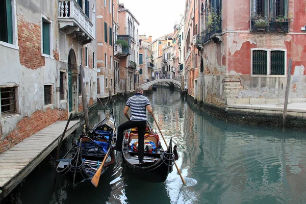Gondolier Rame Stationnant Gondole Sur Rue Canal Venise Italie Septembre — Photo