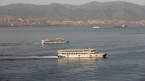 Barcos Passageiros Que Passam Largo Costa Izmir Amanhecer Izmir Turquia — Fotografia de Stock