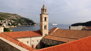 Adriyatik Denizi 'nin kırmızı kiremitli çatılar üzerindeki manzarası, Dominik manastırı çan kulesi ön cephede, Dubrovnik, Hırvatistan - 29 Eylül 2012