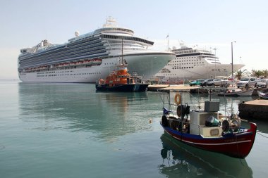 Seyahat gemileri ve limanda eski bir balıkçı teknesi, Katakolon, Yunanistan - 25 Eylül 2012