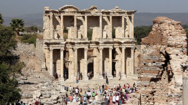 Celsus Kütüphanesi cephesi, Efes, Anadolu, Selcuk, İzmir, Türkiye 'de antik bir Roma binası - 26 Eylül 2012