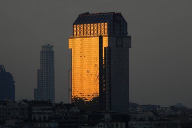 Suzer Plaza gökdeleninde gün batımında altın güneş ışığı yansıması, İstanbul, Türkiye - 27 Eylül 2012