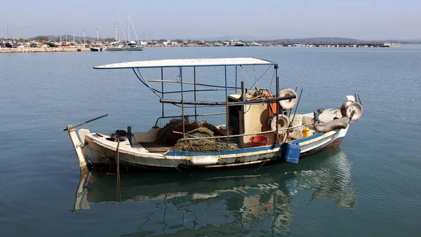 Velho Barco Pesca Rústico Âncora Largo Costa Katakolon Grécia Setembro — Fotografia de Stock