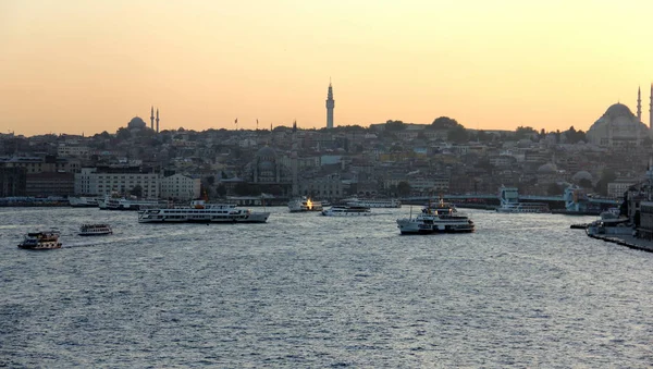 Pendlerbåter Underveis Bosporus Stredet Mot Istanbul Skyline Ved Solnedgang Istanbul – stockfoto