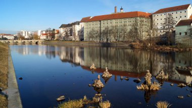 Otava Nehri, Eski Taş Köprüsü ve Çek Cumhuriyeti 'nin Pisek kentindeki liman binaları - 30 Aralık 2019