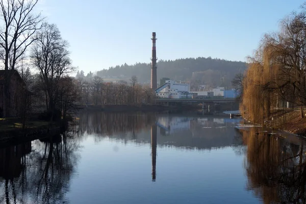 Vista Del Río Otava Con Chimenea Una Planta Industrial Que —  Fotos de Stock